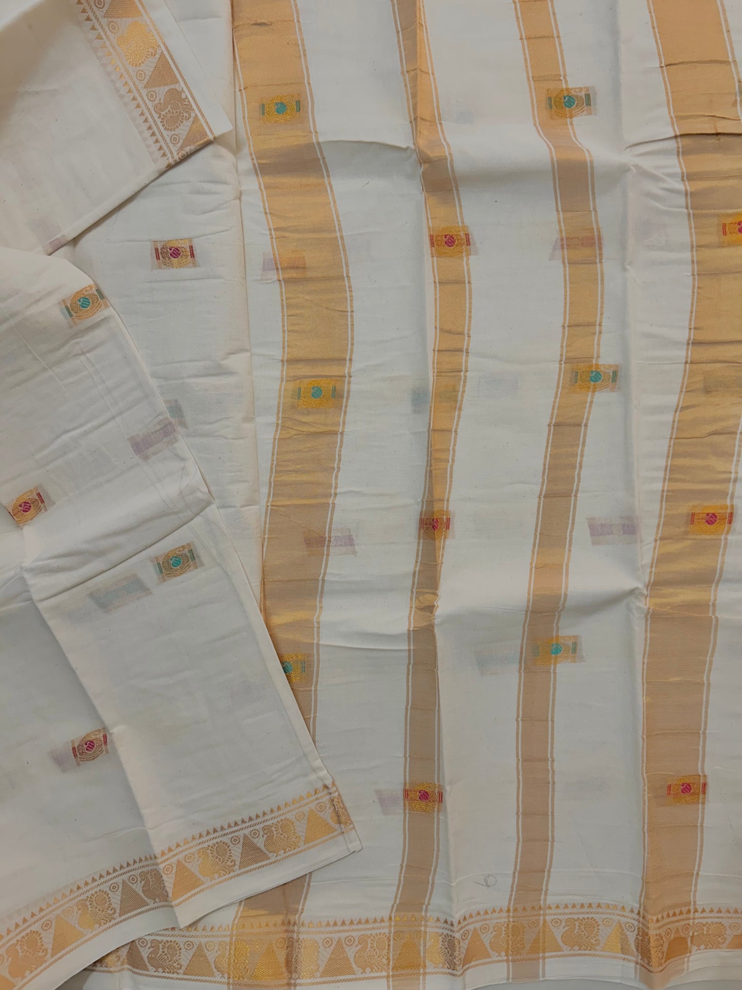 Sungudi Cotton saree with zari butta weaves