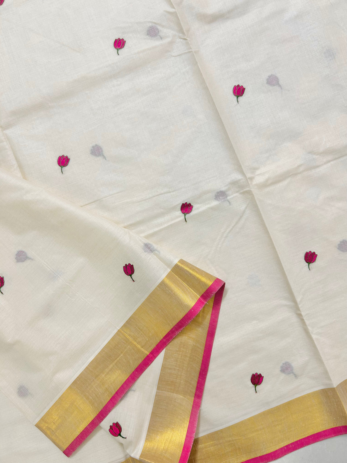 Kasavu saree in tulip embroidery - pink