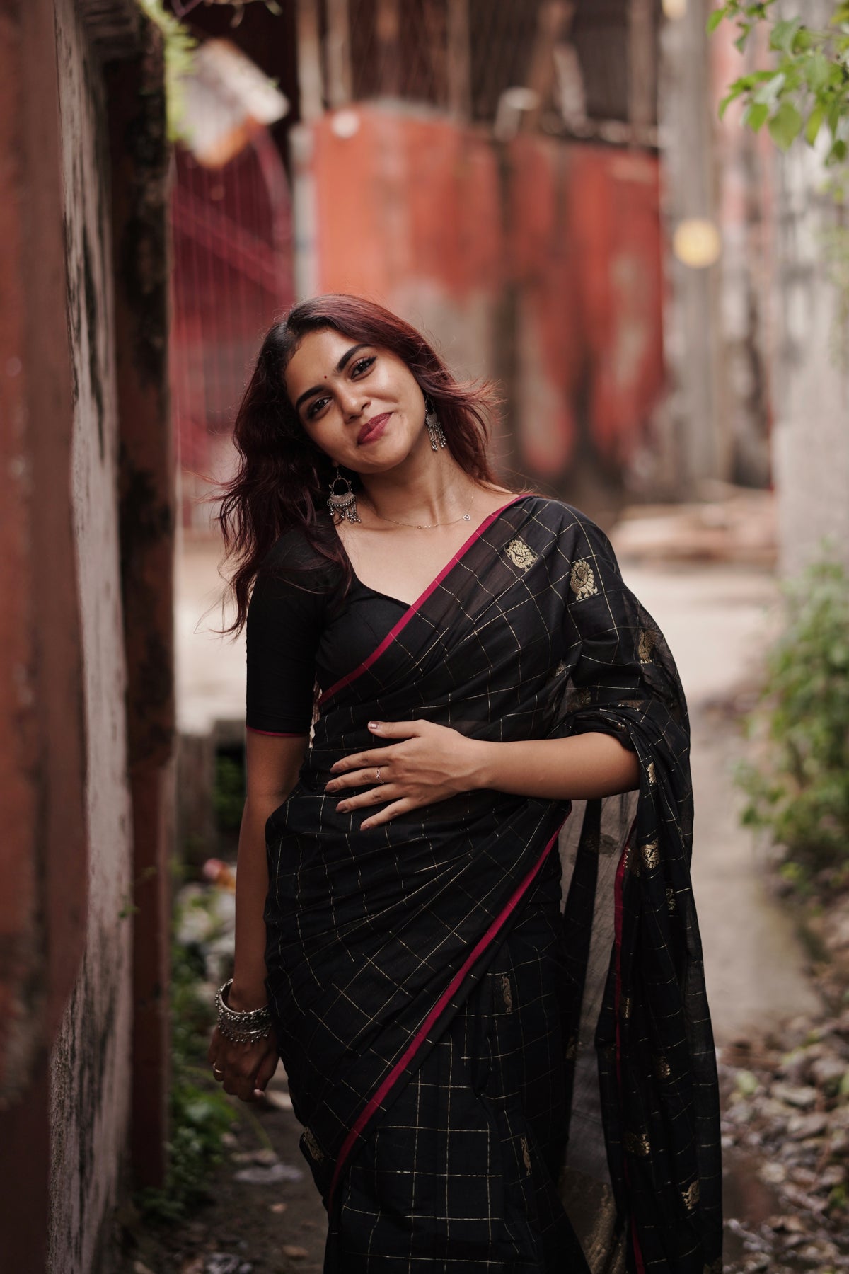 Kanchi cotton with premium zari weaves black with pink border