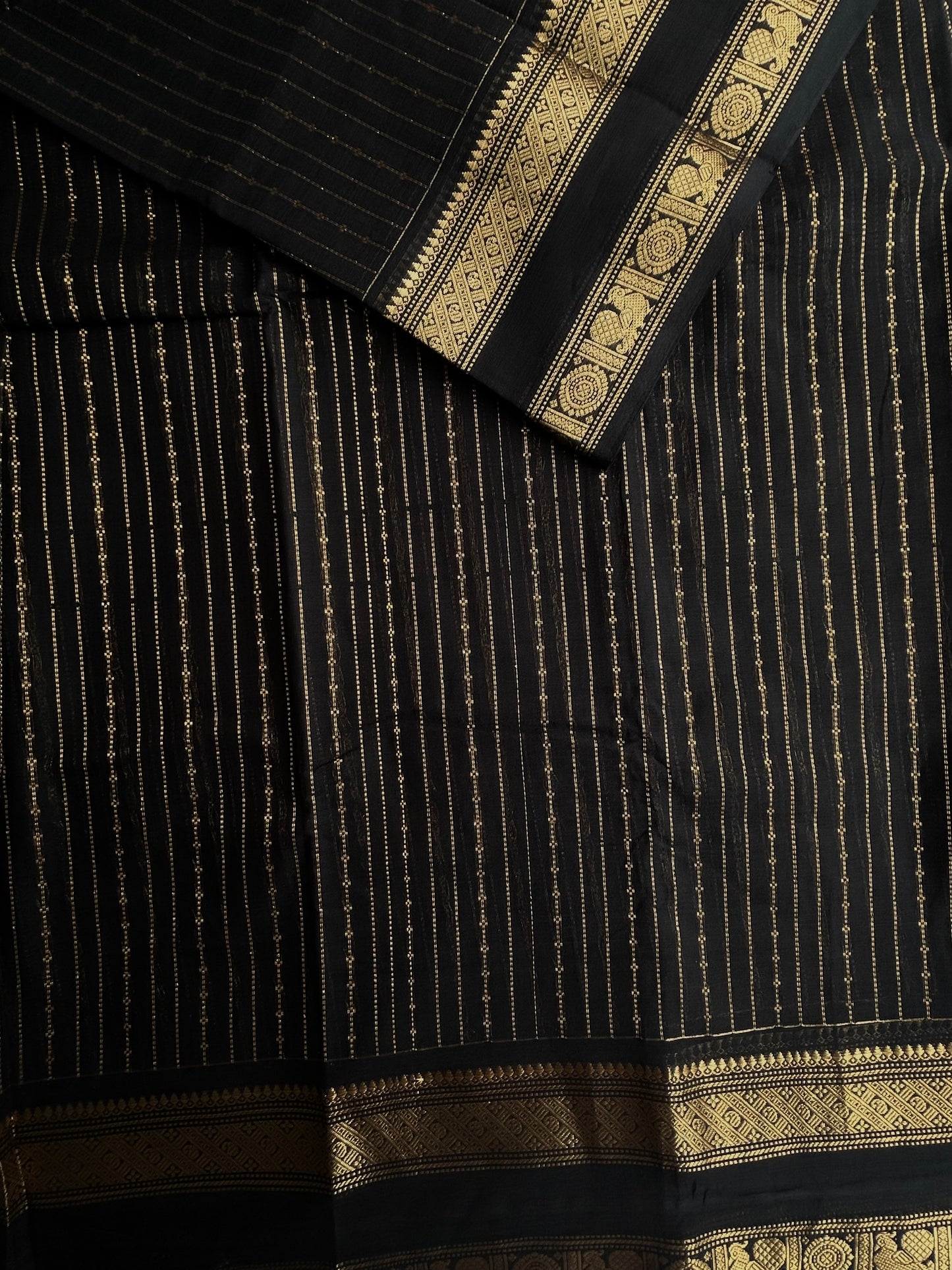 Kanchi Cotton saree with vairaoosi weaves black