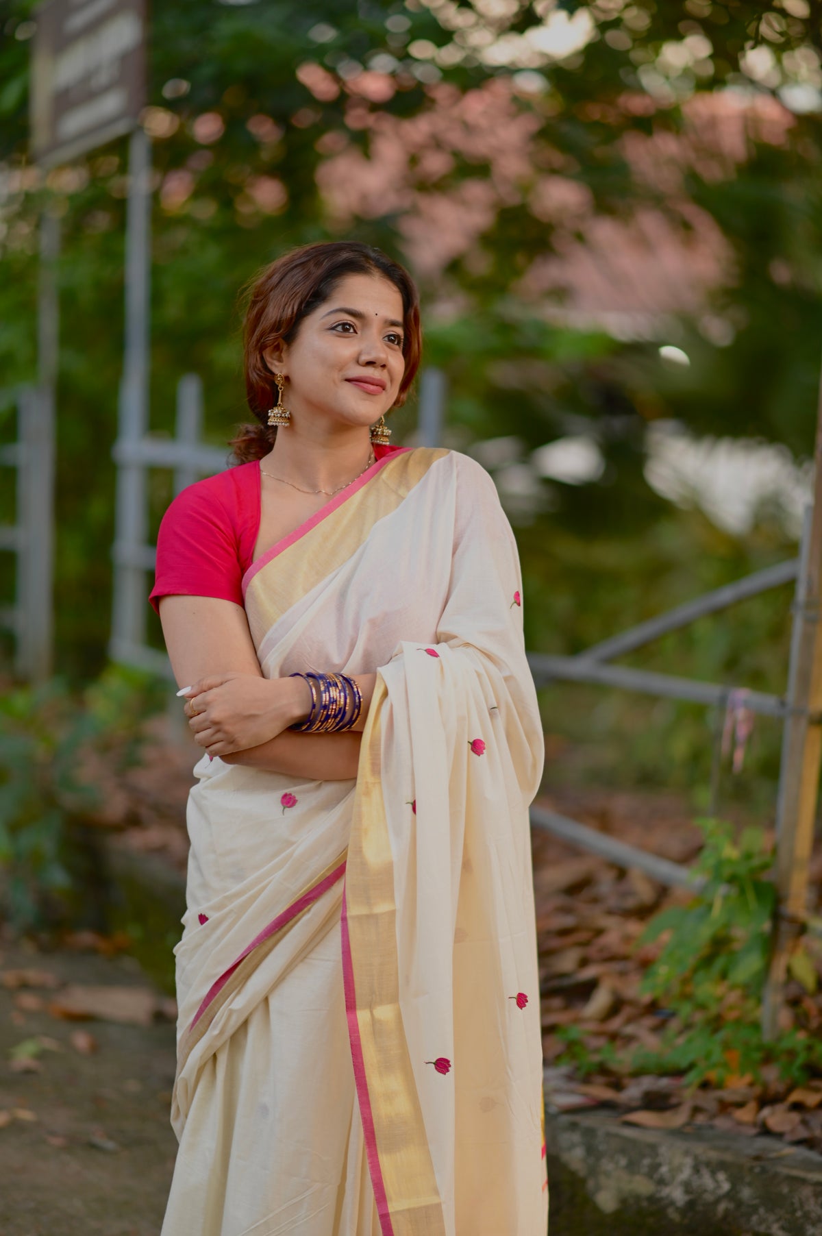 Kasavu saree in tulip embroidery - pink