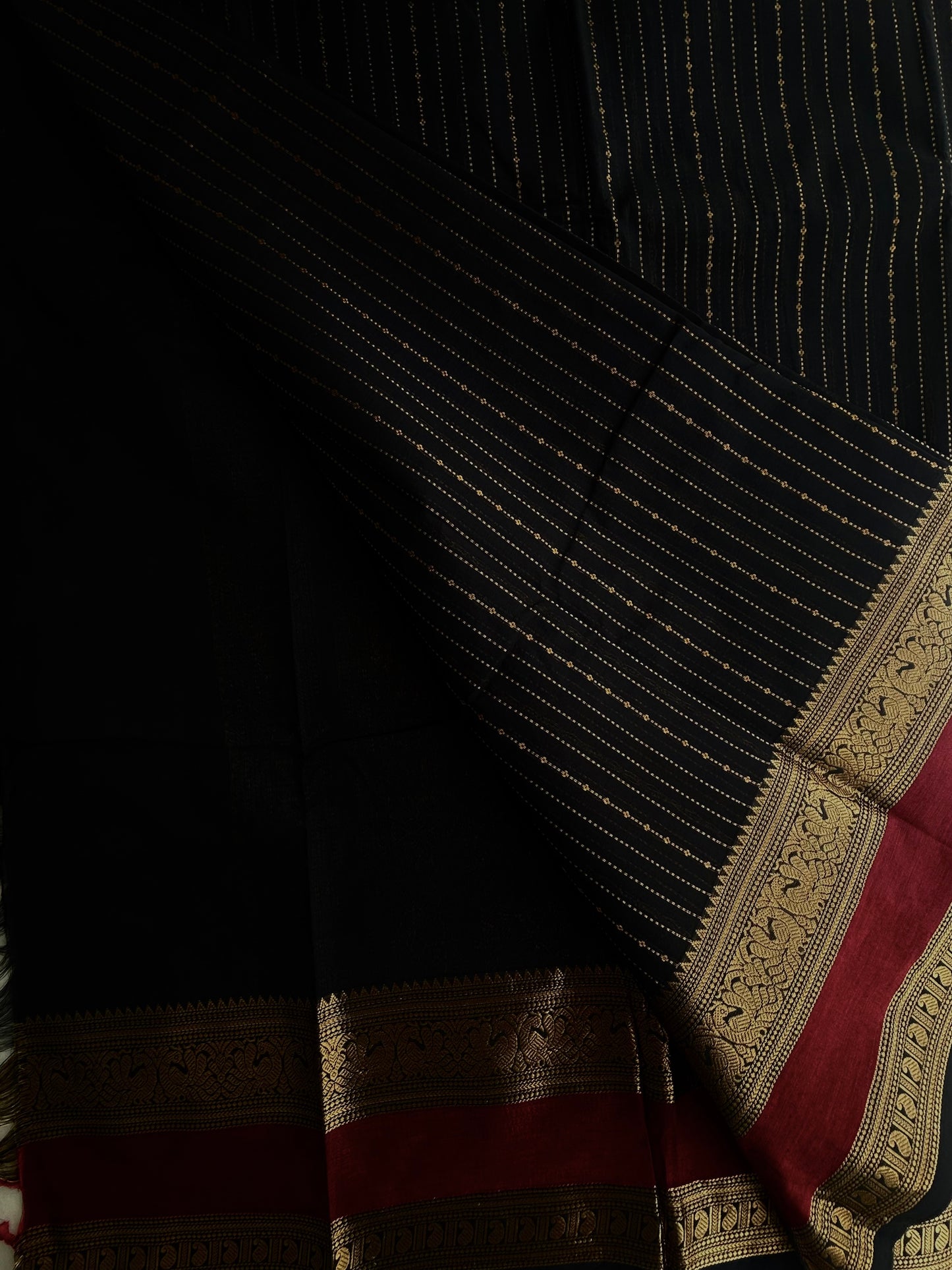 Kanchi Vairaoosi weaves saree & grand pallu Black
