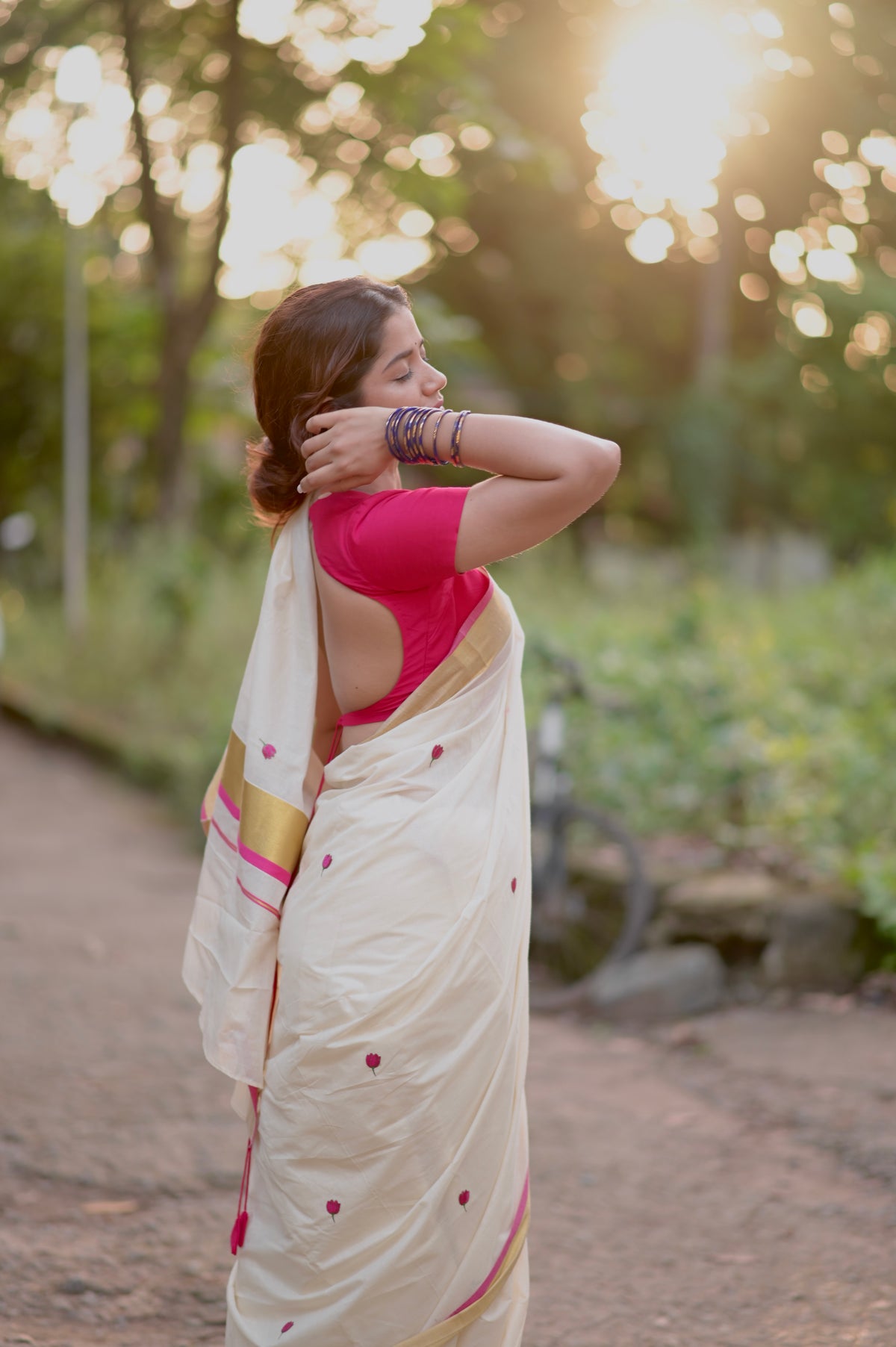 Kasavu saree in tulip embroidery - pink