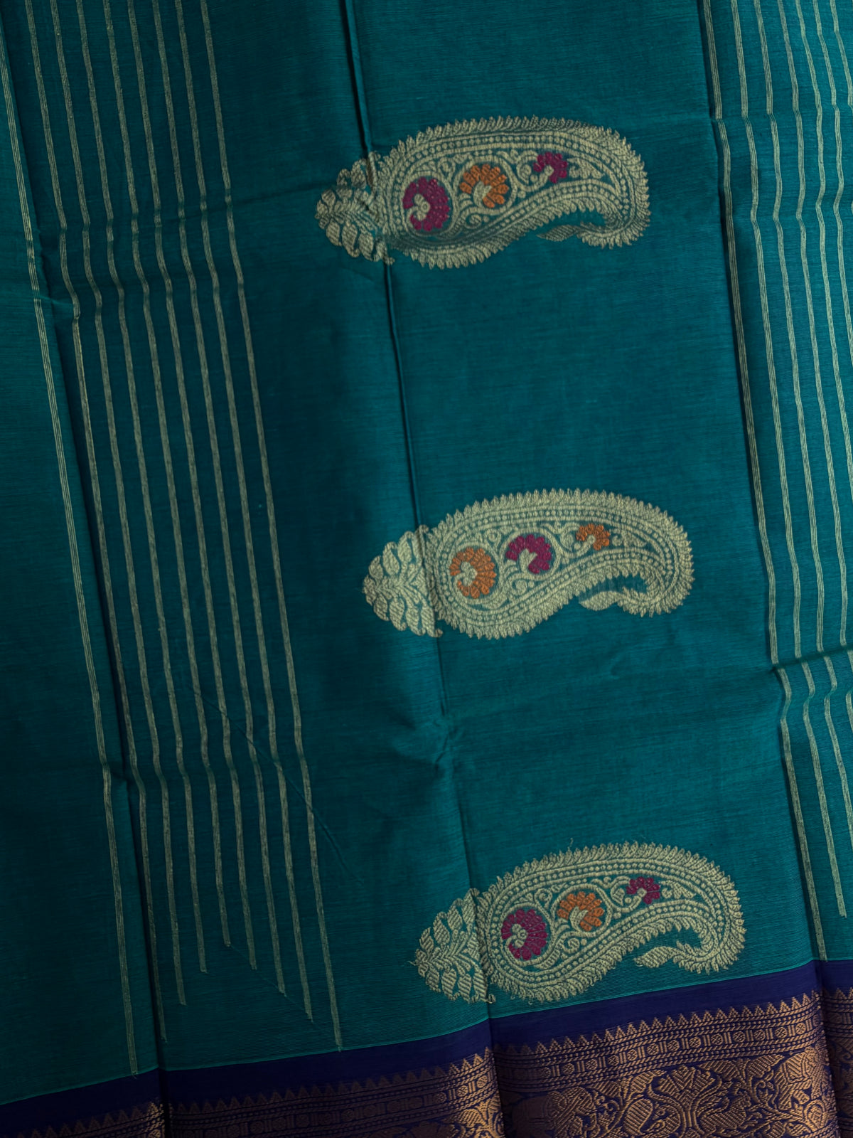 Kanchi cotton saree in butta weaves & zari pallu
