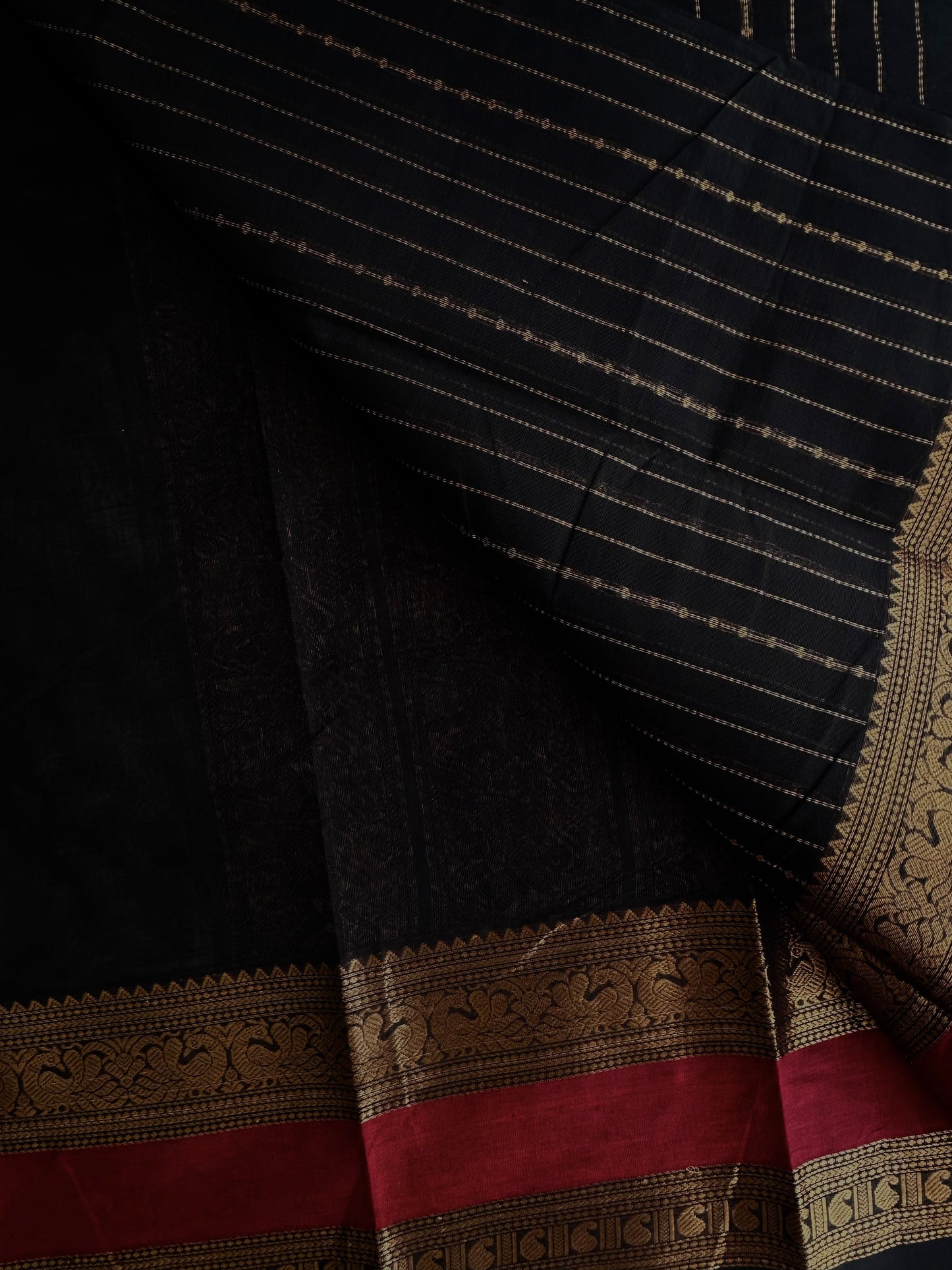 Kanchi Vairaoosi weaves saree & grand pallu Black
