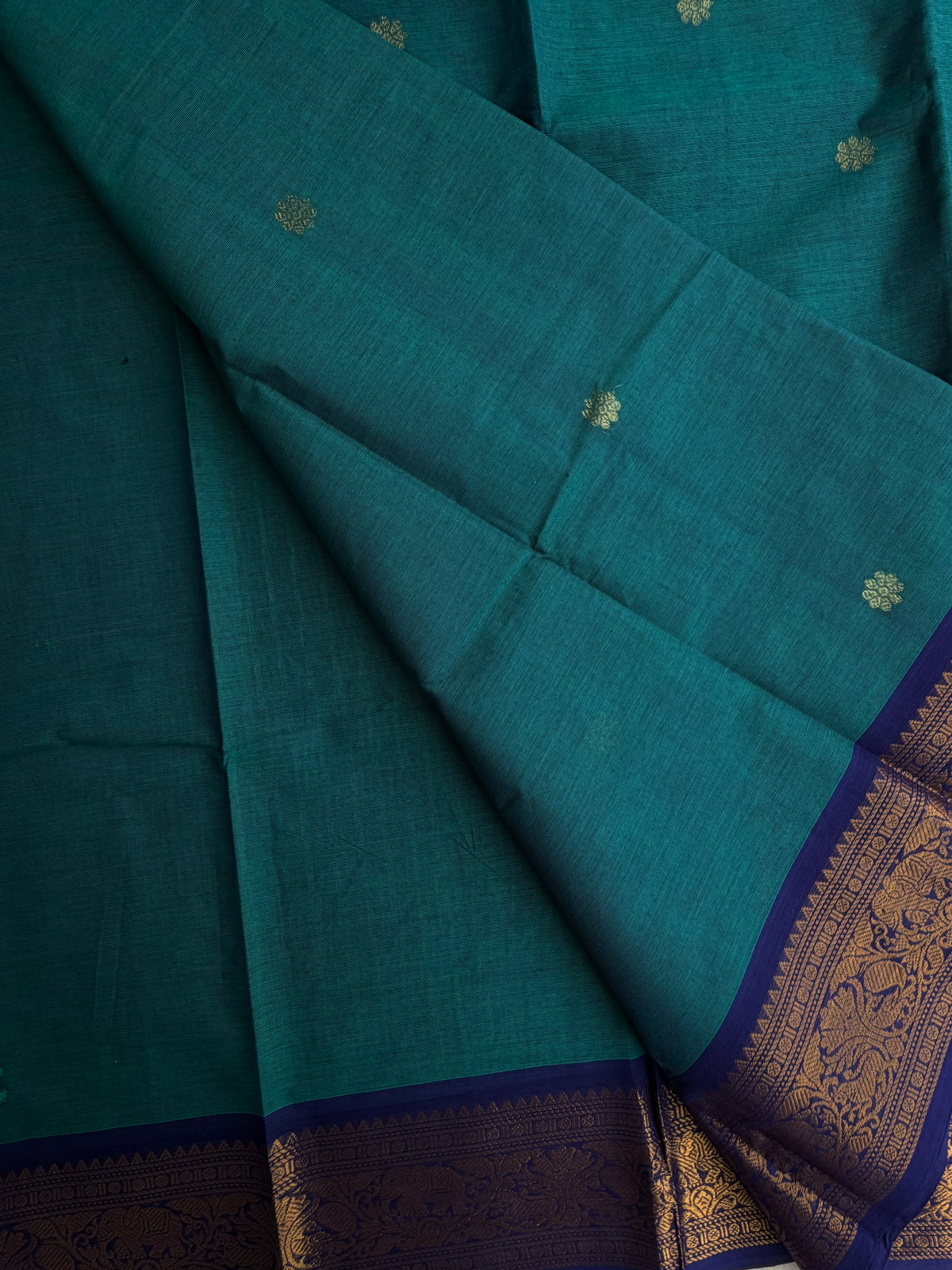 Kanchi cotton saree in butta weaves & zari pallu