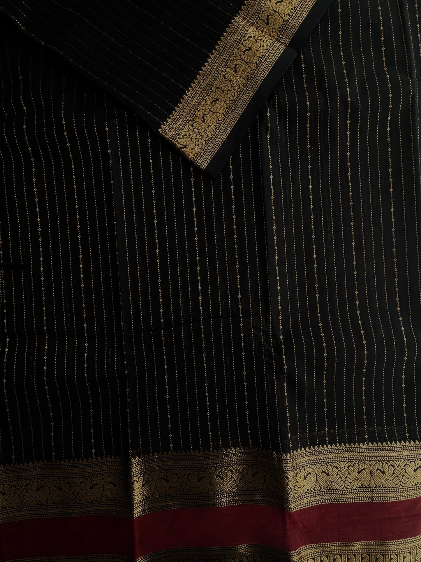 Kanchi Vairaoosi weaves saree & grand pallu Black