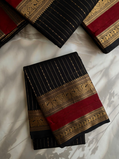 Kanchi Vairaoosi weaves saree & grand pallu Black
