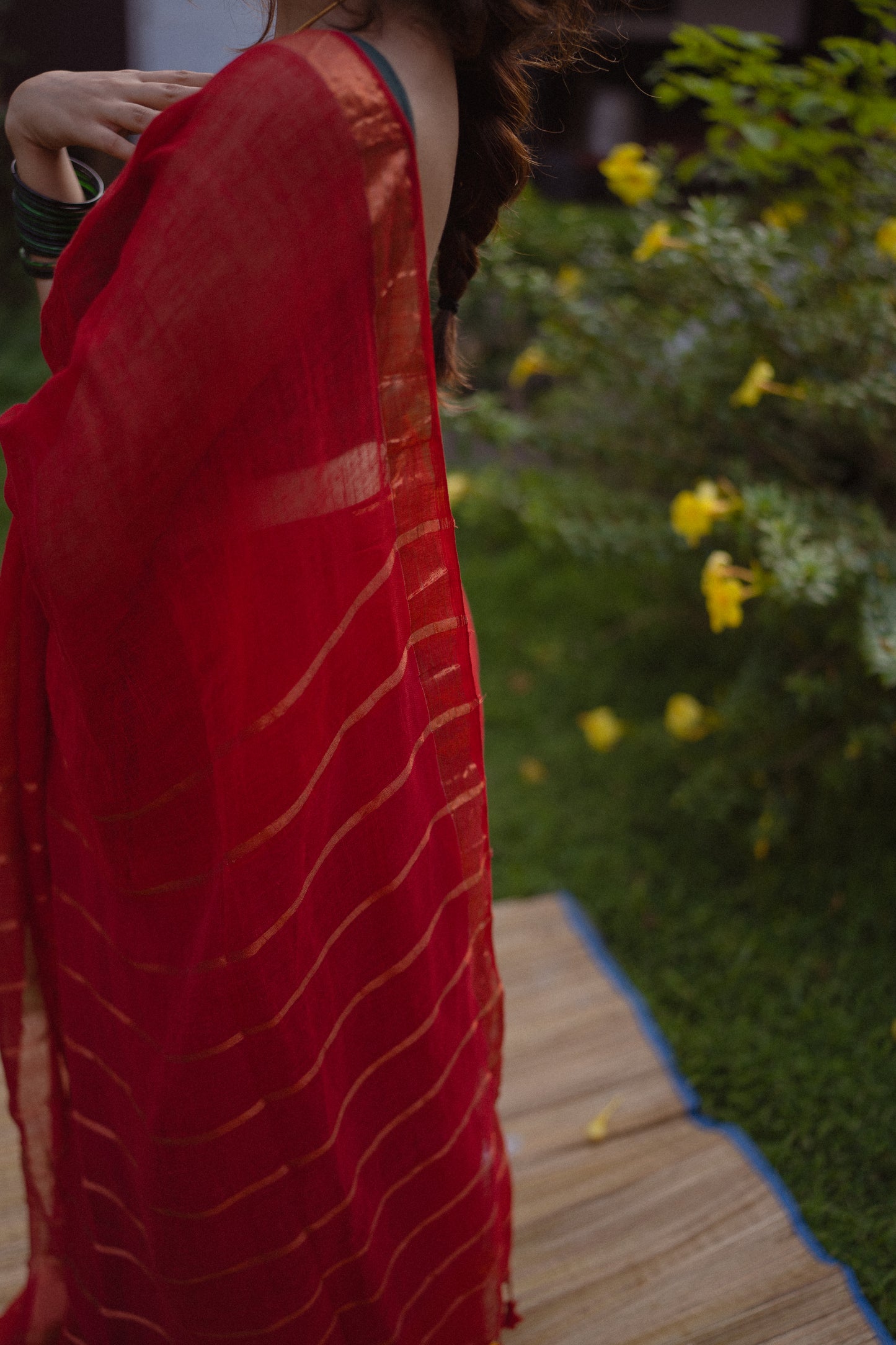 Handwoven linen saree with zari border